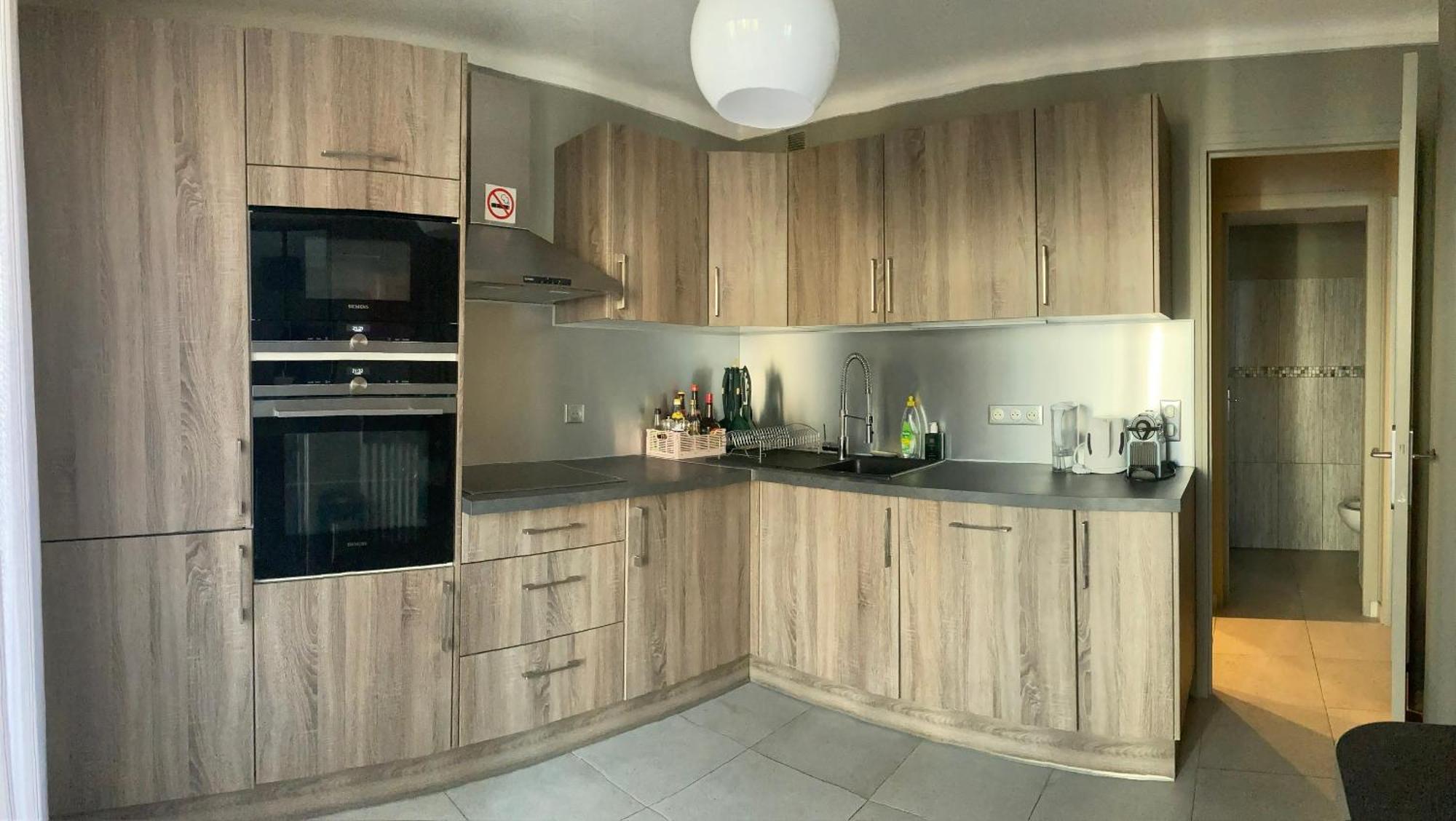 Cozy West Side Balcony Flat: Airport & Beach Proximity Apartment *